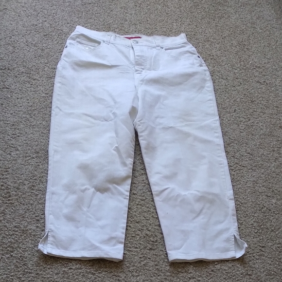 Gloria Vanderbilt Pants - 4/$20 Gloria Vanderbilt women's capri